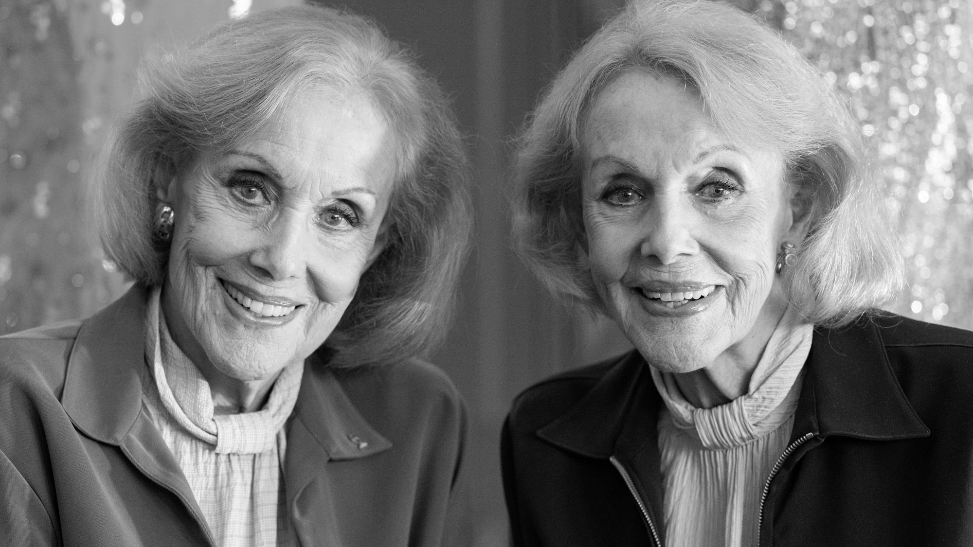 Die Kessler-Zwillinge, Alice (l.) und Ellen Kessler, posieren bei einem exklusiven Fototermin nach der Auftaktveranstaltung zu einer Online-Versteigerung ihrer Bühnenoutfits im Gärtnerplatztheater.