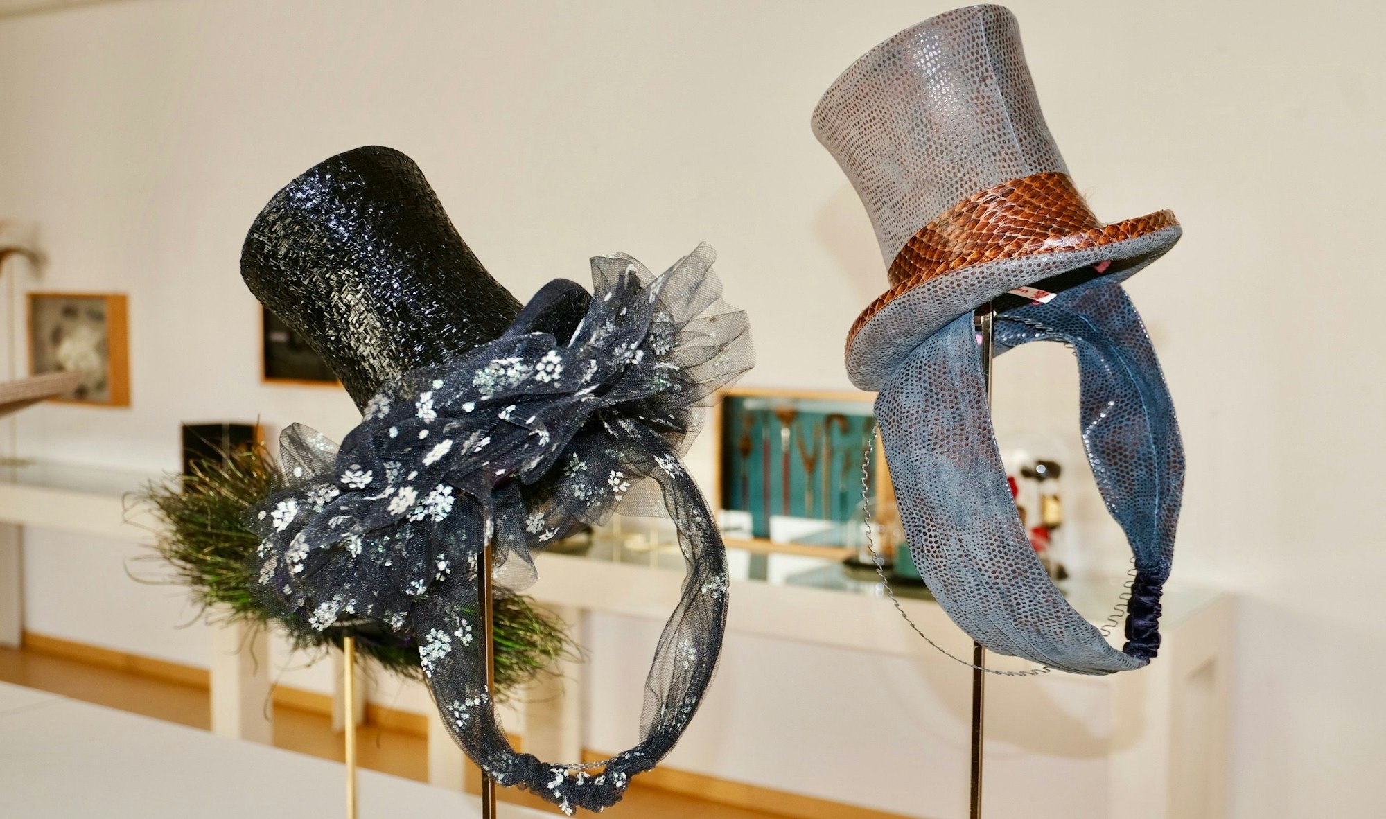 Zwei Zylinder sind in einem Raum ausgestellt.