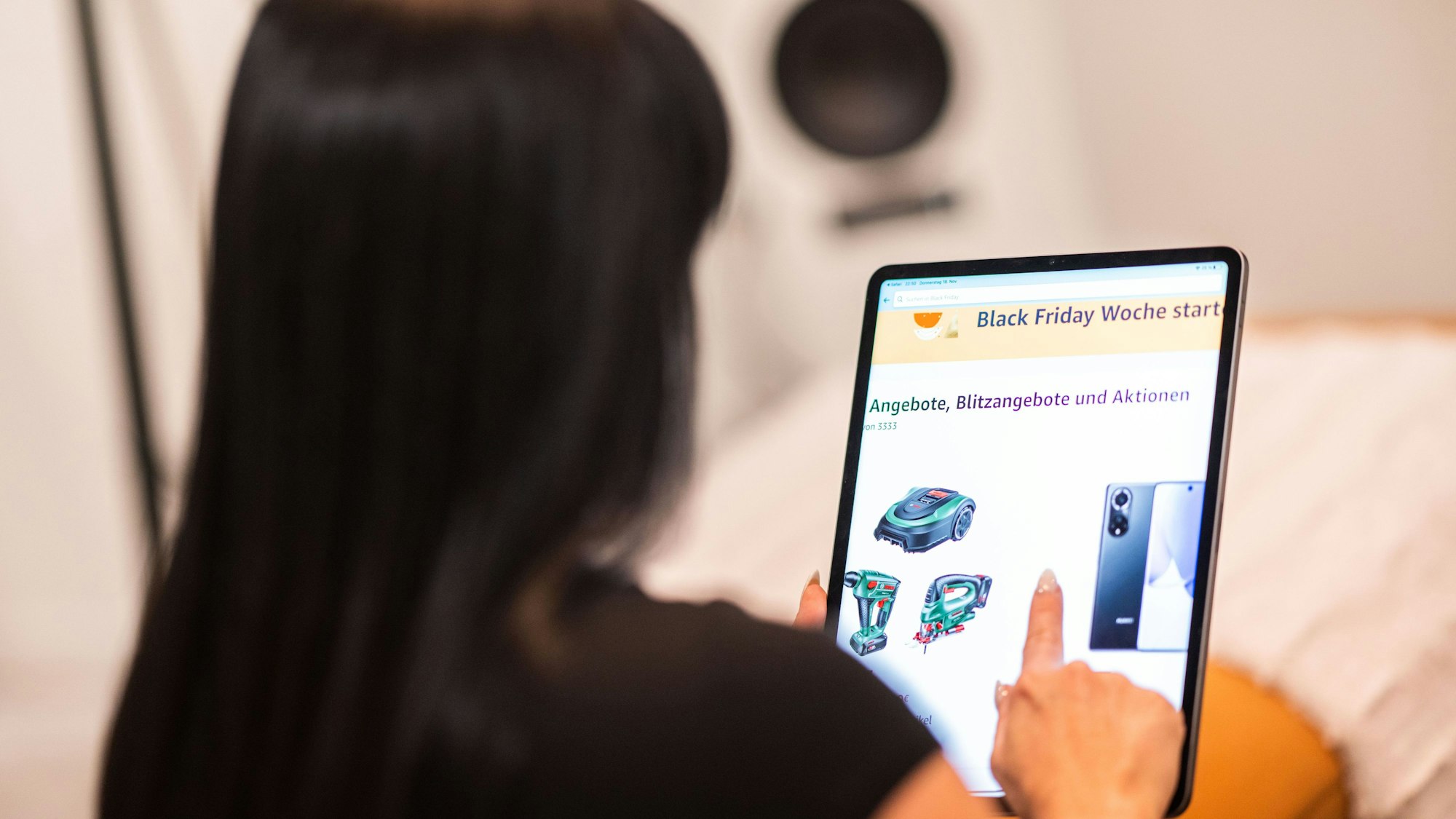 Bei Aktionszeiträumen wie dem Black Friday sollte man einen klaren Kopf bewahren und zunächst Angebot und Preise überprüfen.