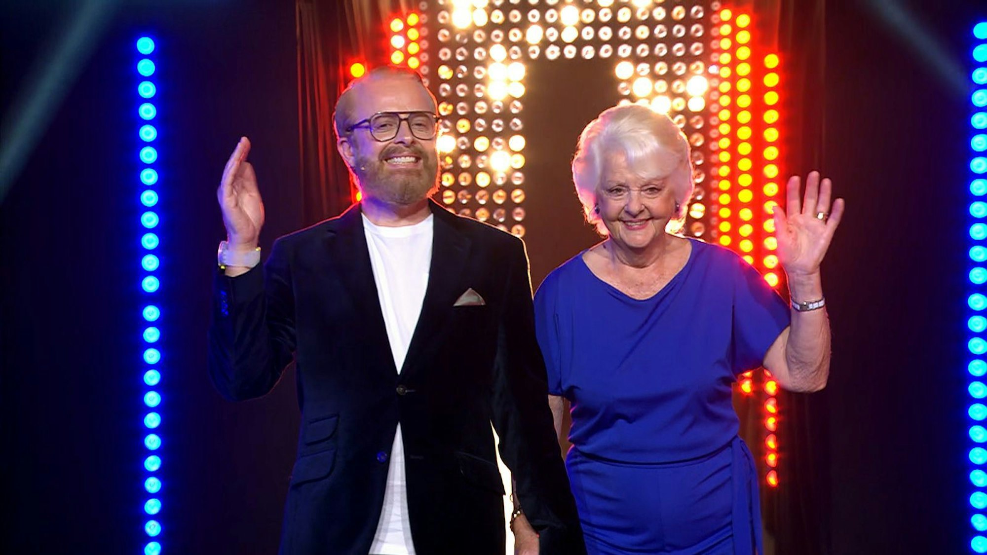 Würdevoll und königlich winkend schritt Ross Antony an der Seite seiner Mutter Vivien Catterall wie ein Prinz mit der Queen Mum in die Kocharena. (Bild: RTL)