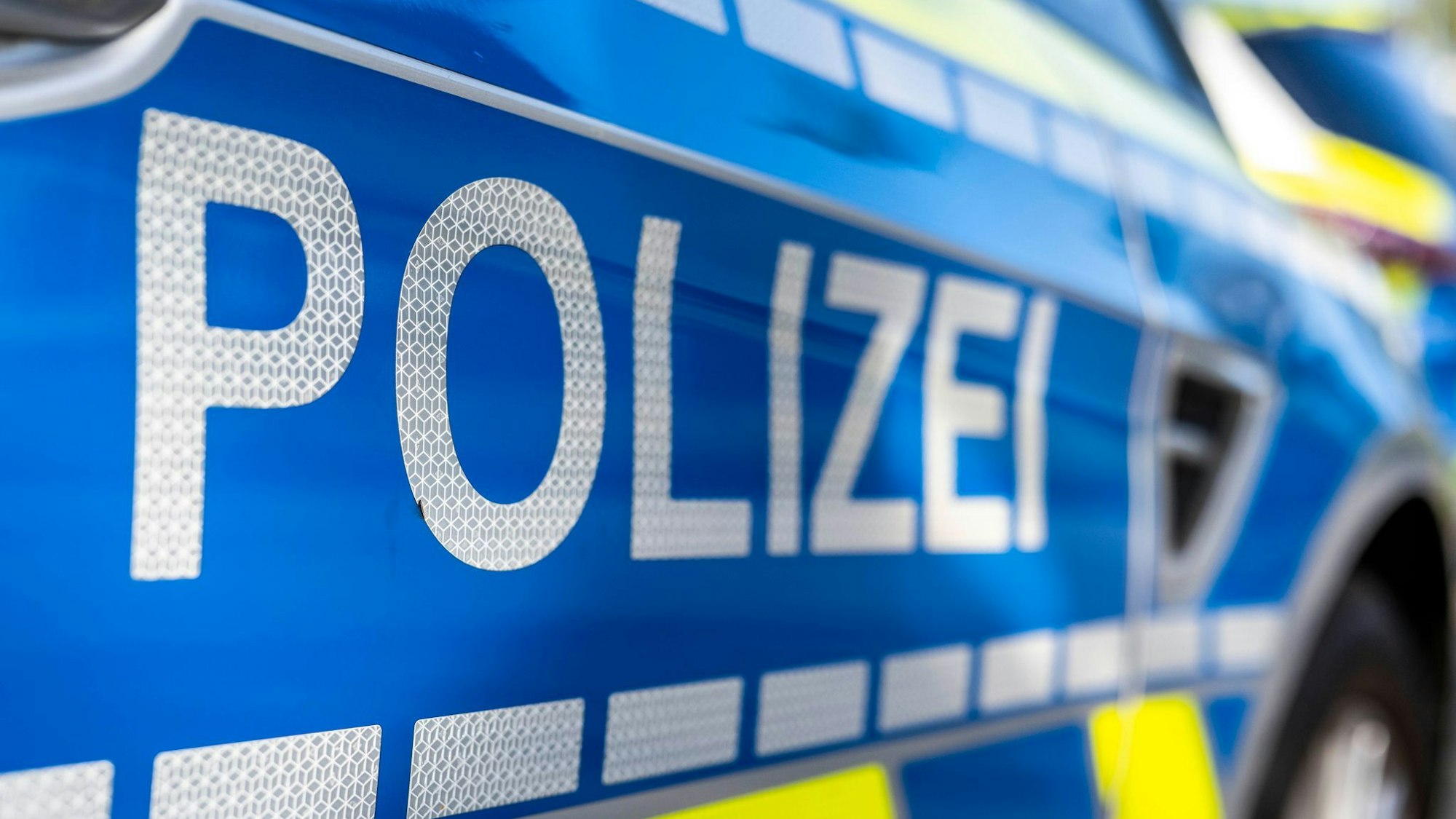 Eine 32-Jährige, die als Erzieherin in der städtischen Tagespflege arbeitet, soll kinderpornografisches Material erstellt haben. (Symbolbild eines Polizeiwagens)
