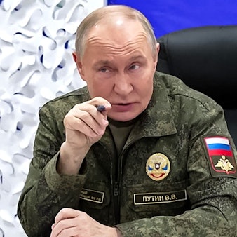 Wladimir Putin ist zuletzt mal wieder in Uniform aufgetreten. In Russland werden derartige Auftritte des Kremlchefs meist als Signal interpretiert. (Archivbild)