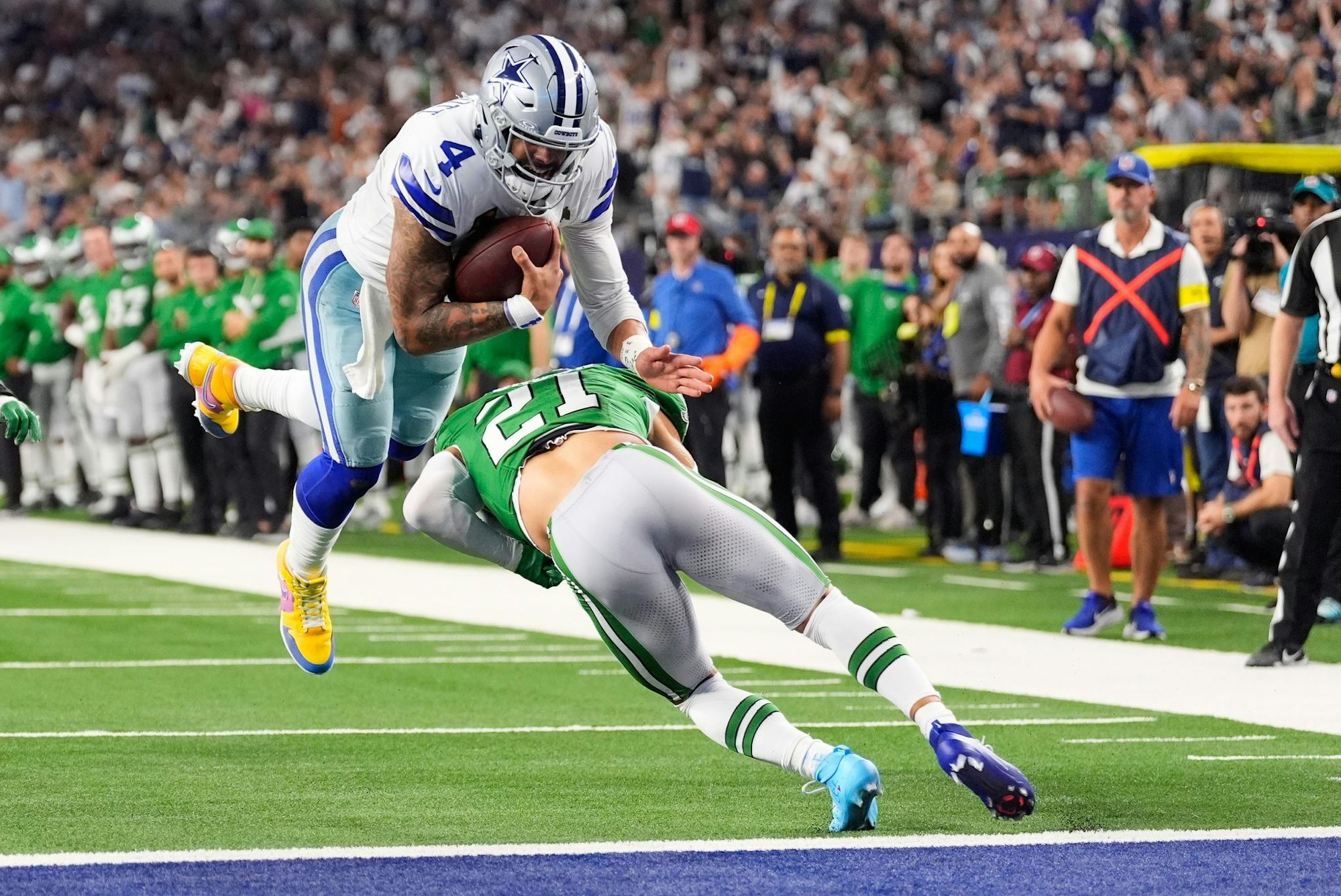 Cowboys-Quarterback Dak Prescott gelingt ein spektakulärer Touchdown.