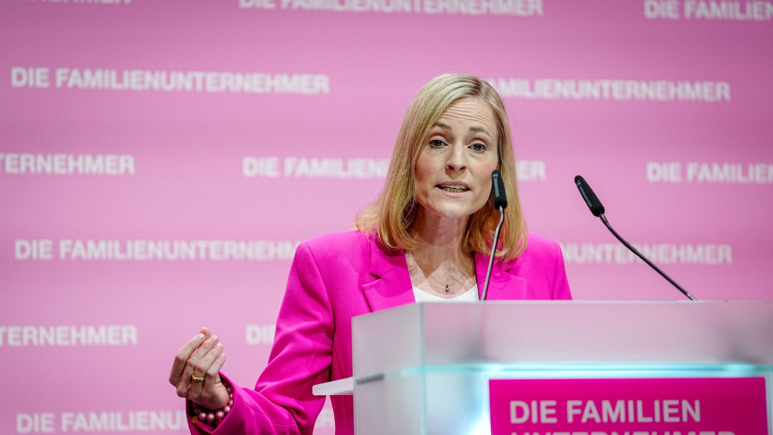 Marie-Christine Ostermann, Präsidentin des Wirtschaftsverbands „Die Familienunternehmer“, spricht bei einer Veranstaltung des Verbands.