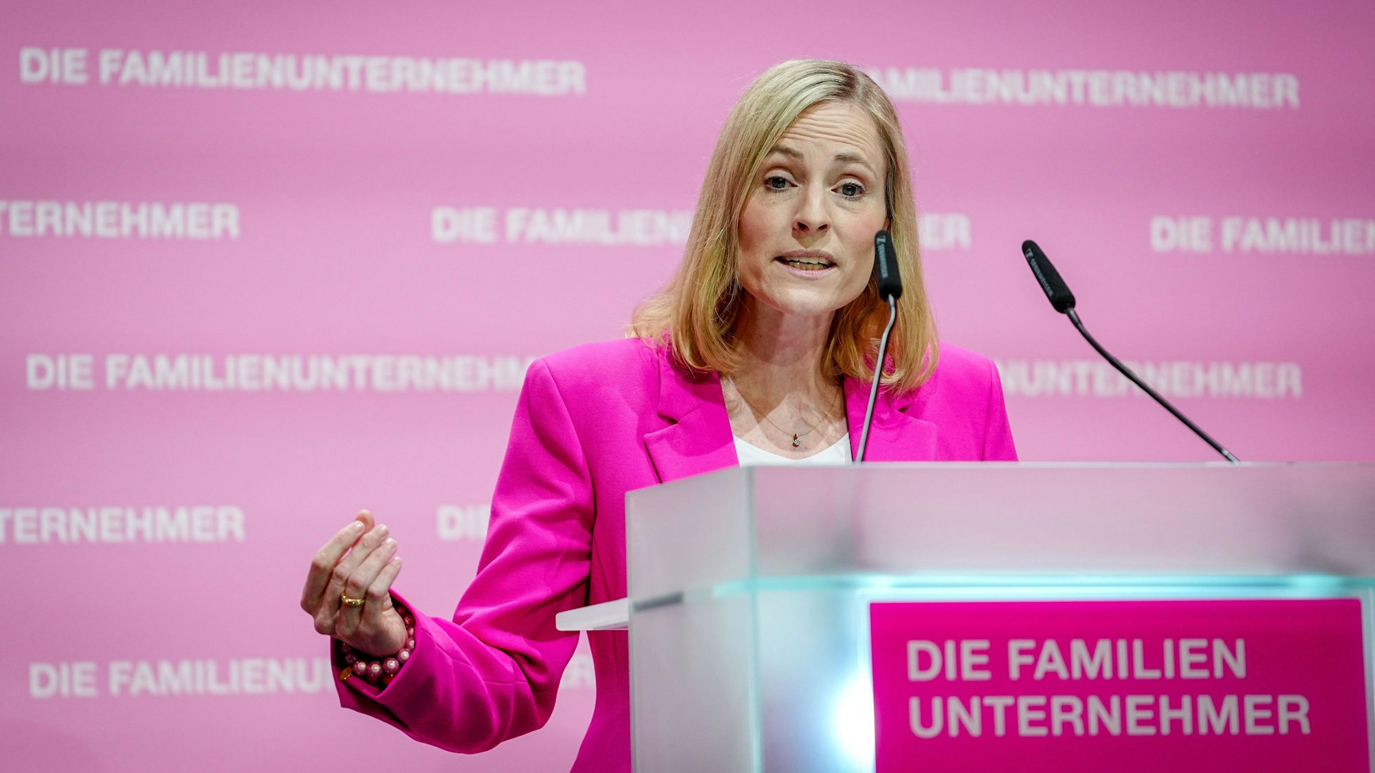 Marie-Christine Ostermann, Präsidentin des Wirtschaftsverbands „Die Familienunternehmer“, spricht bei einer Veranstaltung des Verbands.