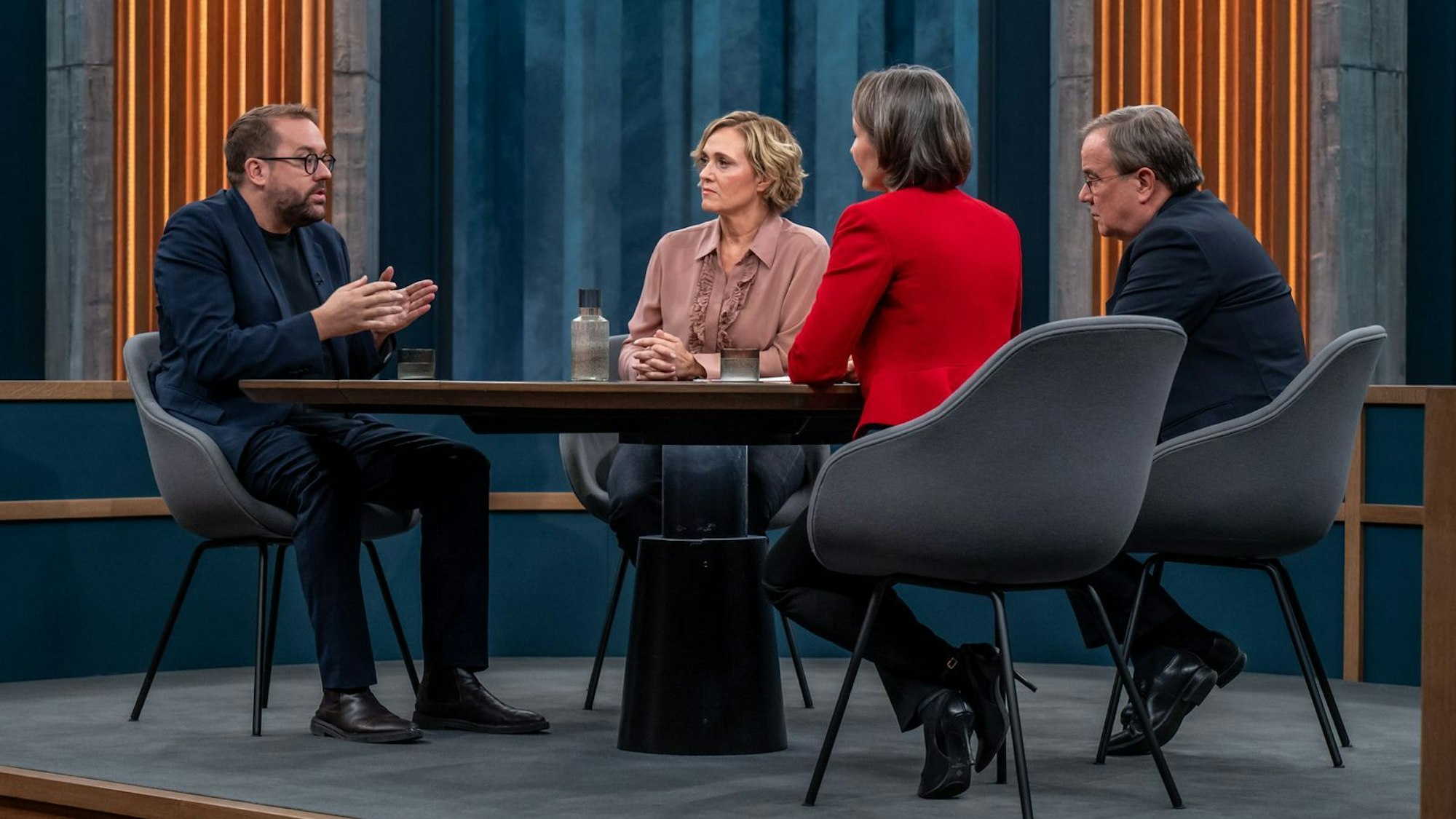 Caren Miosga (zweite von links) diskutierte mit ihren Gästen über die Chancen auf ein Endes des russischen Angriffskriegs in der Ukraine. (Bild: ARD/Thomas Ernst)