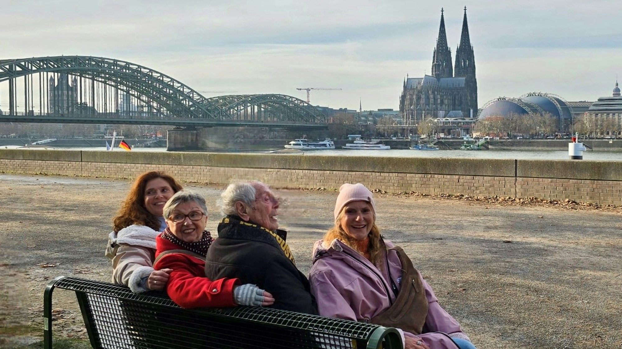 Ludwig Sebus nimmt im Kreise seiner Lieben zum ersten Mal auf seiner Bank Platz.