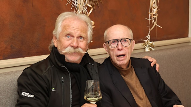 Henning Krautmacher stößt mit Reiner Calmund an.