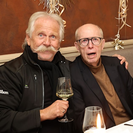 Henning Krautmacher stößt mit Reiner Calmund an.