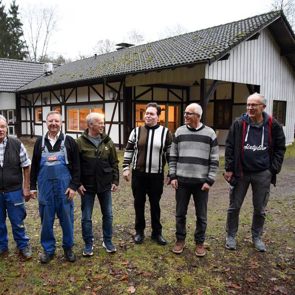 Männer in Arbeitskleidung.
