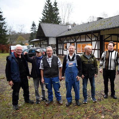 Männer in Arbeitskleidung.