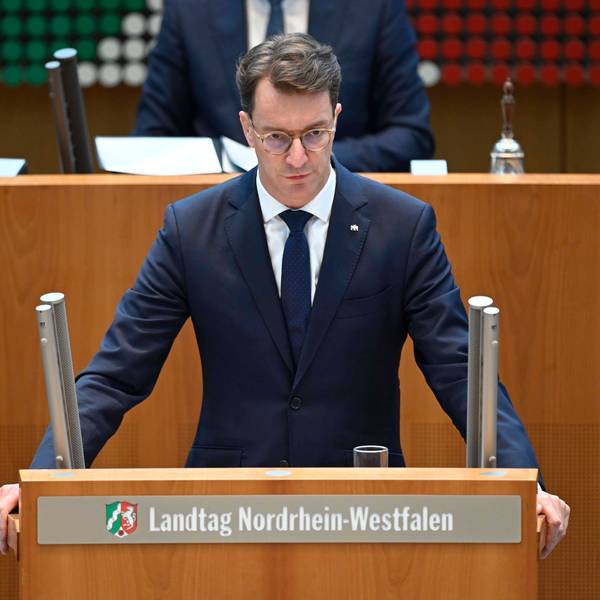 Hendrik Wüst, CDU, Ministerpräsident des Landes Nordrhein-Westfalen, bei einer Rede im Landtag von NRW.