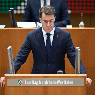 Hendrik Wüst, CDU, Ministerpräsident des Landes Nordrhein-Westfalen, bei einer Rede im Landtag von NRW.