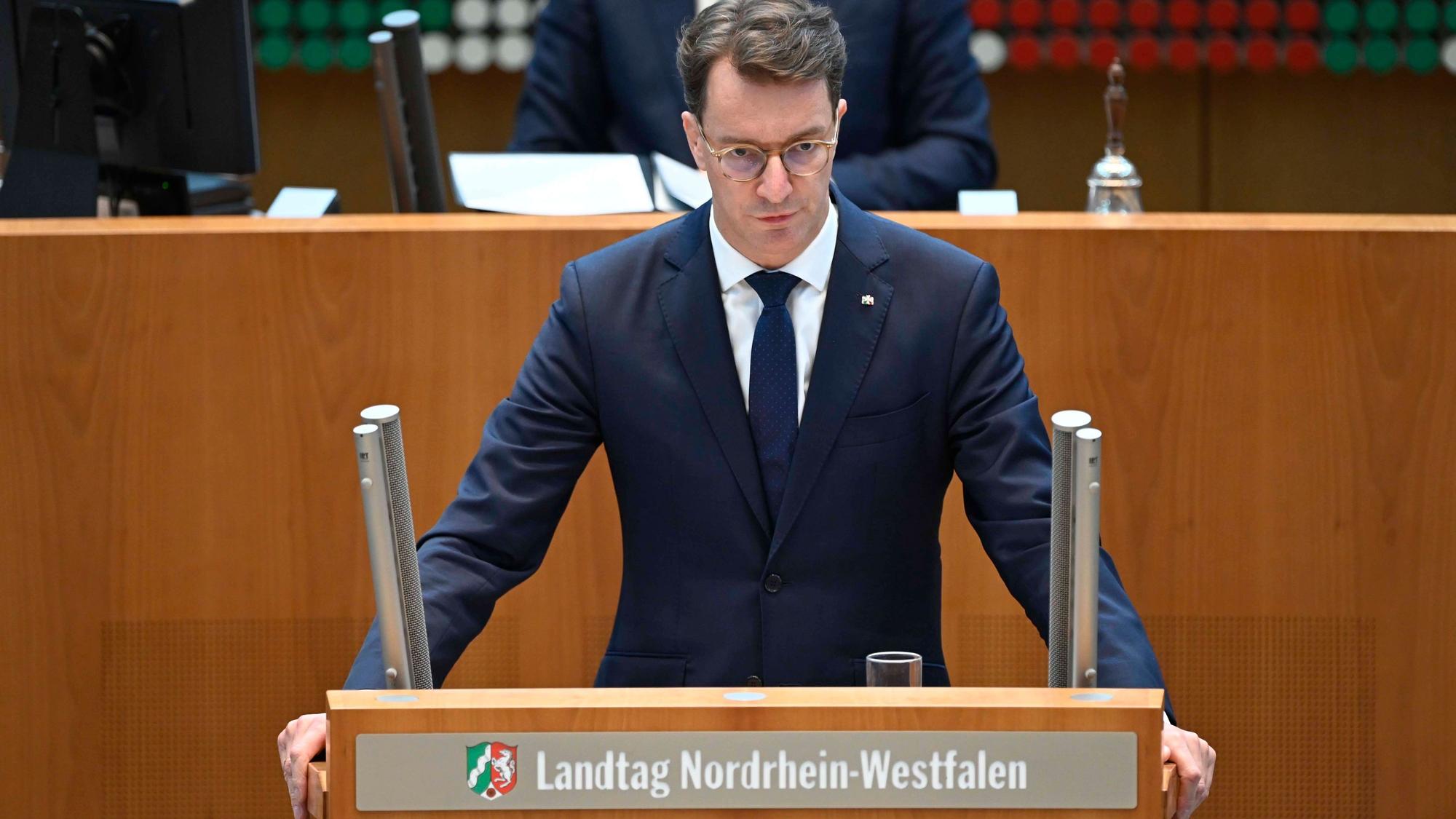 Hendrik Wüst, CDU, Ministerpräsident des Landes Nordrhein-Westfalen, bei einer Rede im Landtag von NRW.
