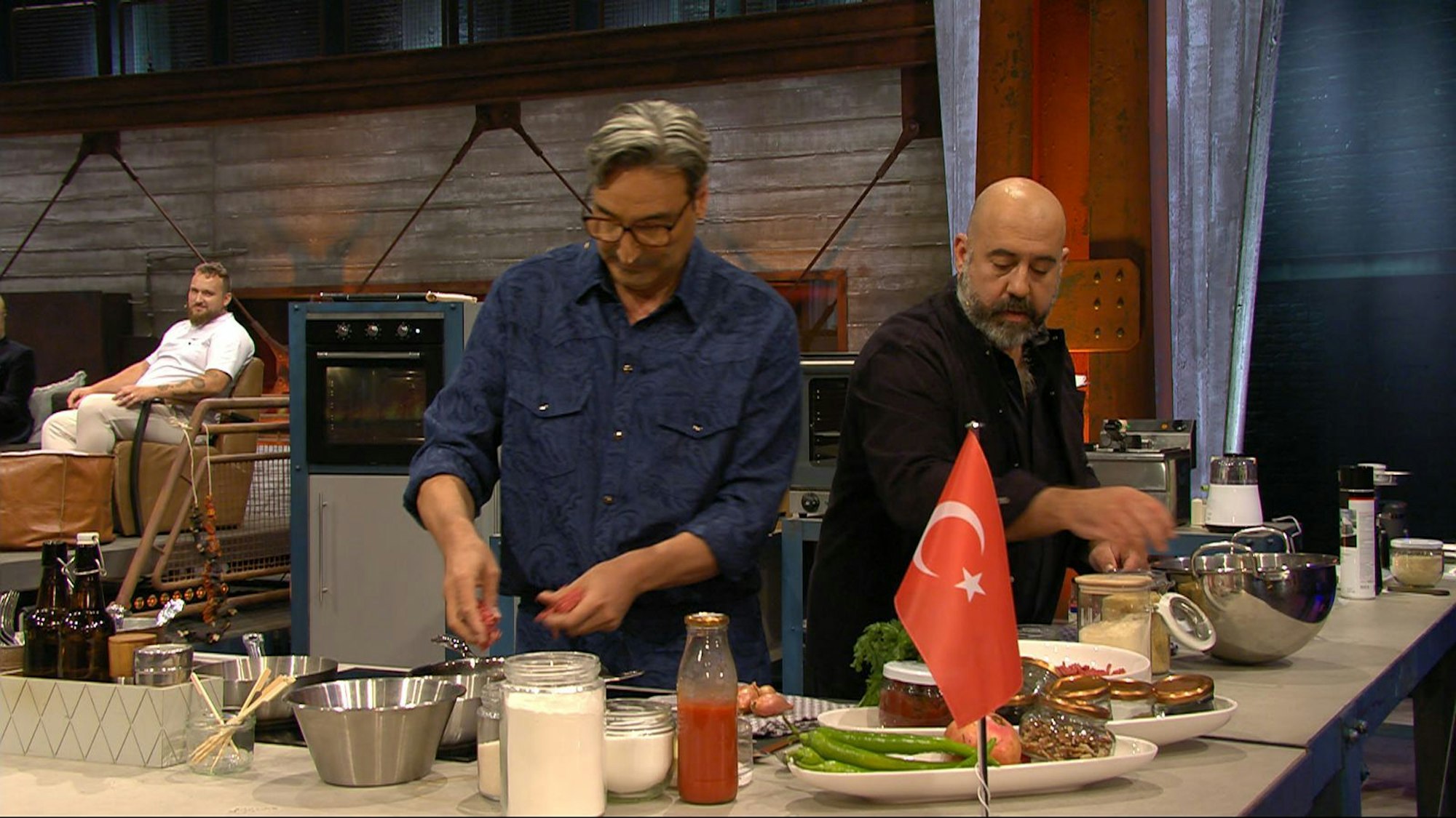 Im ersten Duell waren Mousse T. und Traditionskoch Koral Elci ran für die Türkei Hensslers Gegner. Der kochte „İçli Köfte“ nach Meinung der Jury aber besser und siegte knapp. (Bild: RTL)