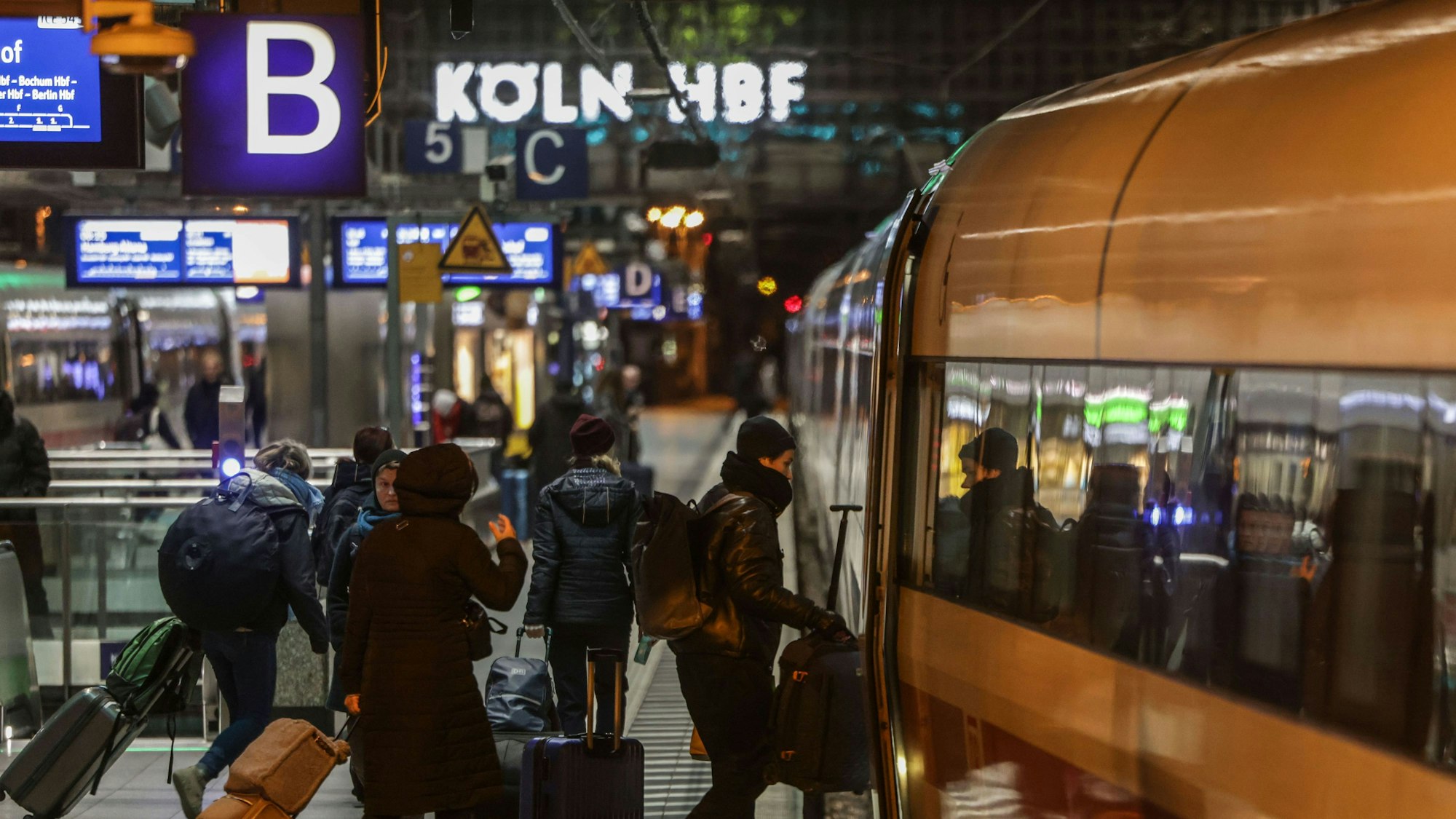 24.11.2025, Nordrhein-Westfalen, Köln: Reisende steigen in einen ICE der Deutschen Bahn. Nach der Sperrung des Hauptbahnhofs Köln fahren die Züge im Fernverkehr wieder. Foto: Oliver Berg/dpa +++ dpa-Bildfunk +++