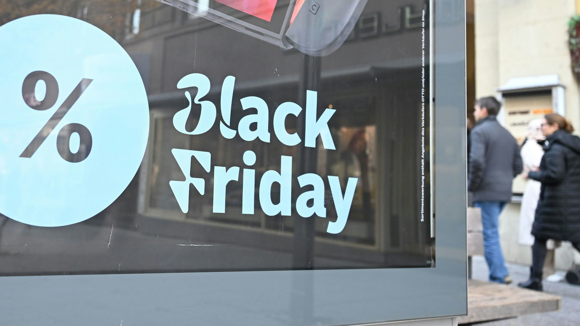 Eine Werbung für den Black Friday, an dem viele Einzelhändler und Onlineversender verschiedene Artikel günstiger verkaufen, erscheint auf einer Anzeigetafel.