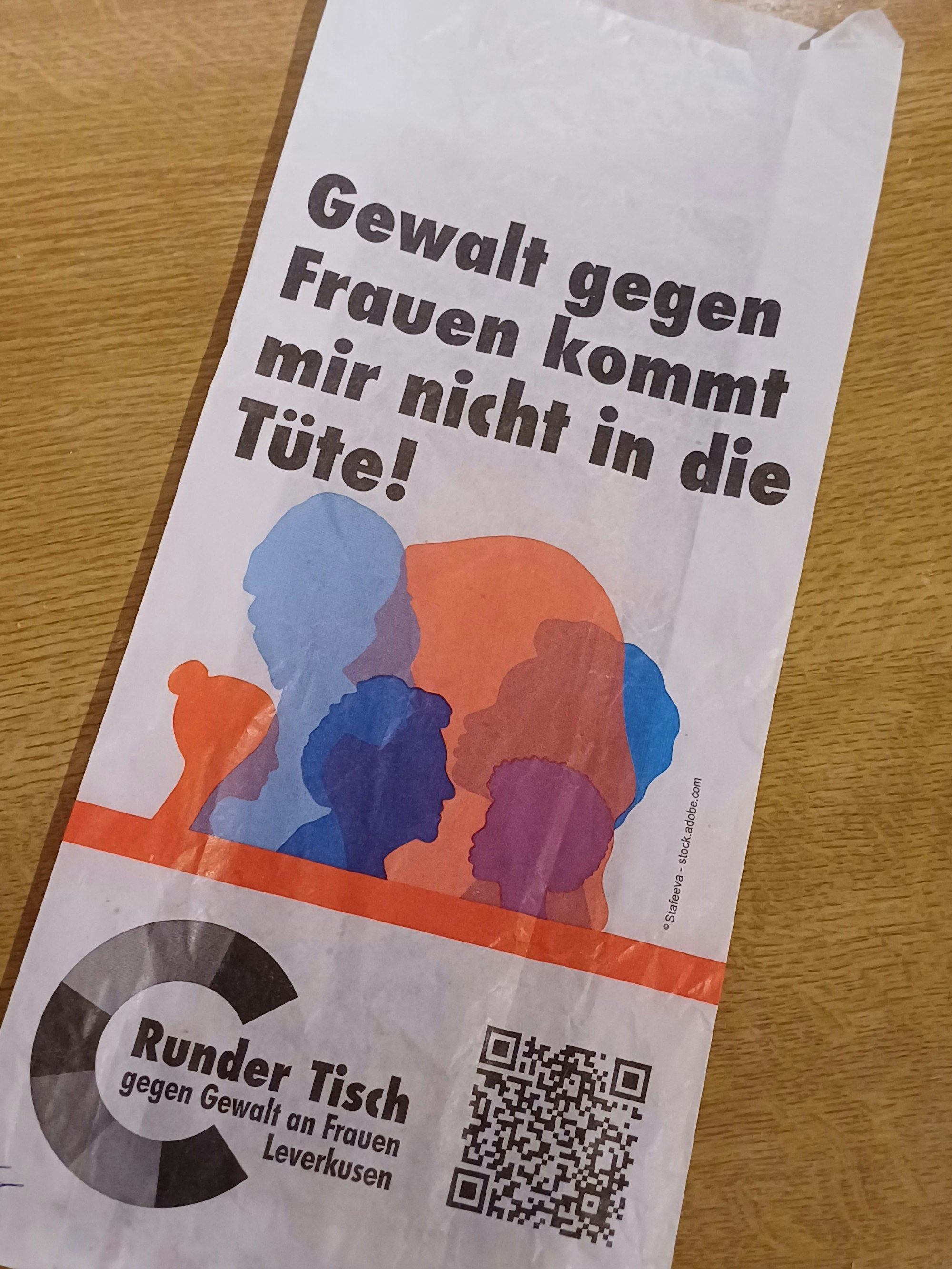 Zwölf Leverkusener Bäckereien verteilen spezielle Brötchentüten mit Hilfsangeboten am Orange Day.