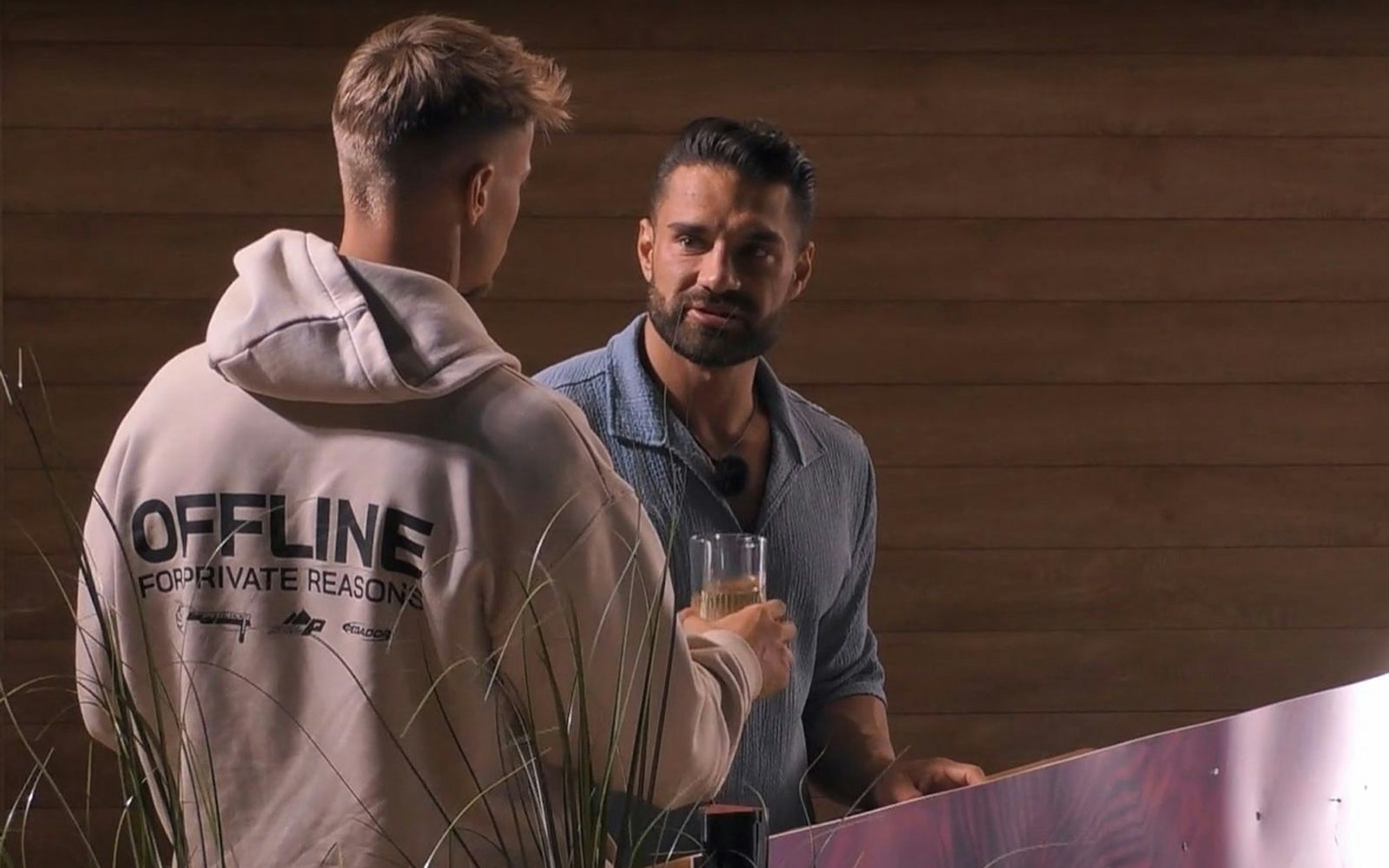 Aleks (rechts) gesteht Laurenz, über eine Hochzeits-Absage nachzudenken. (Bild: RTL)