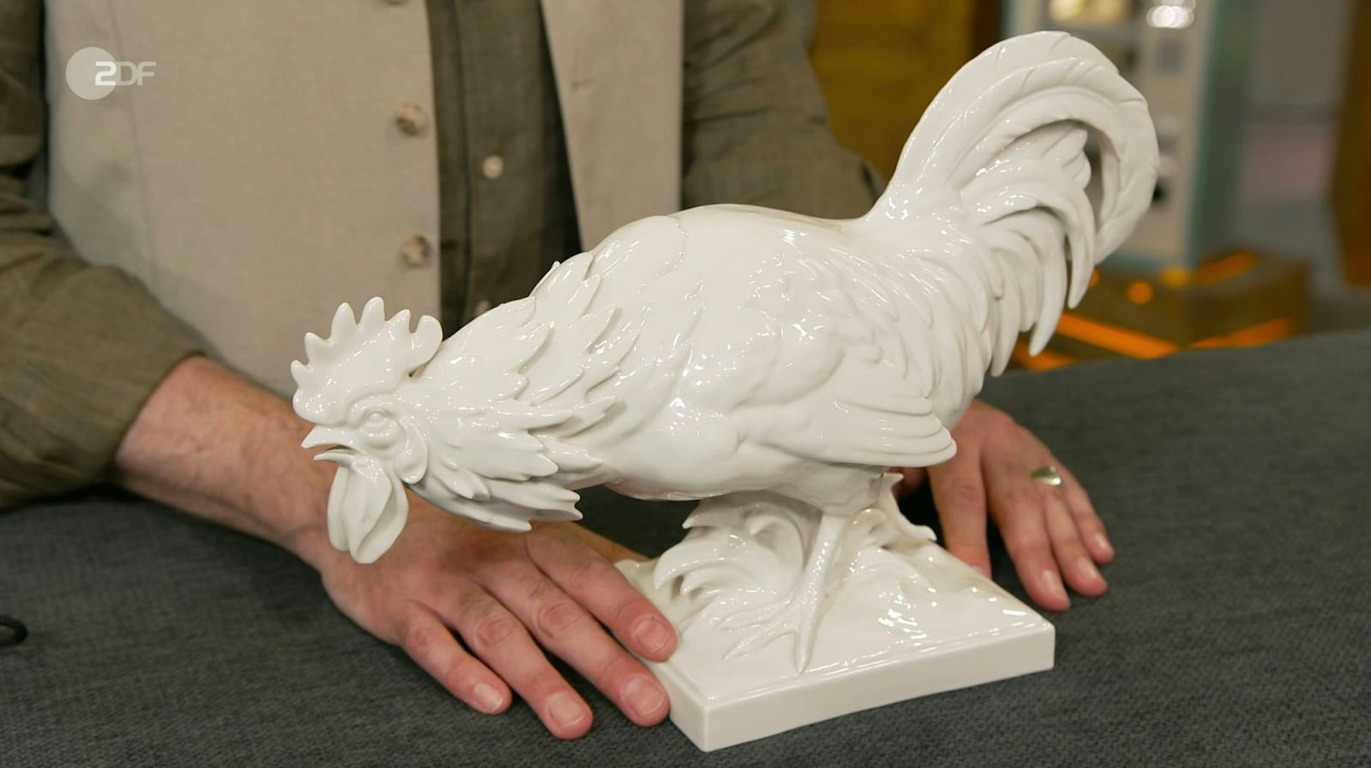 Als weiteres Objekt der Sendung schrieb Colmar Schulte-Goltz einen Porzellan-Hahn dem Künstler Edmund Sode zu, der die Plastik zwischen 1918 und 1925 für die Schwarzburger Werkstätten gefertigt hatte. (Bild: ZDF)