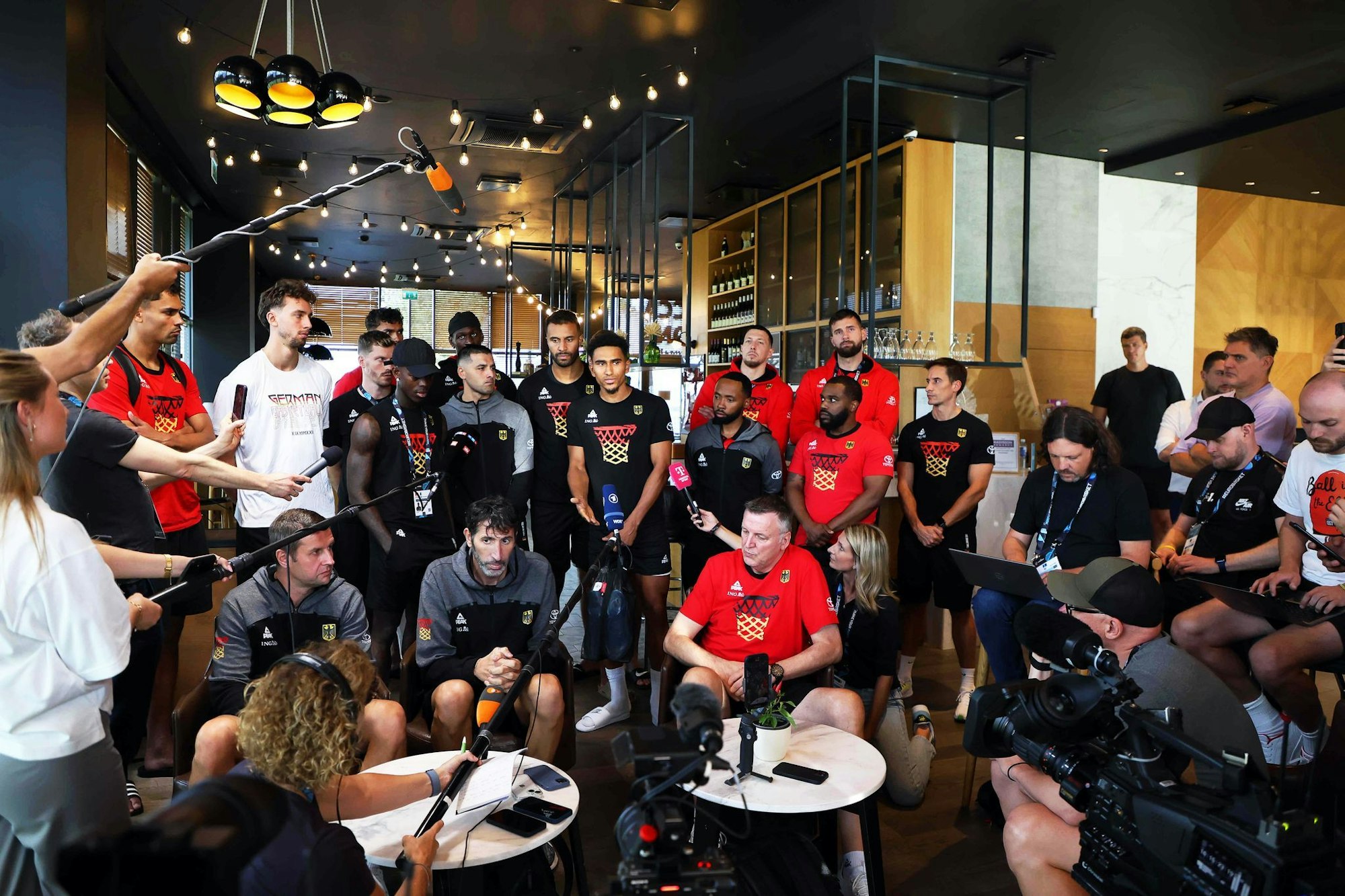 Bei der EM in Riga stellten sich die deutschen Basketballer demonstrativ hinter ihren erkrankten Bundestrainer Alex Mumbrú. (Archivfoto)