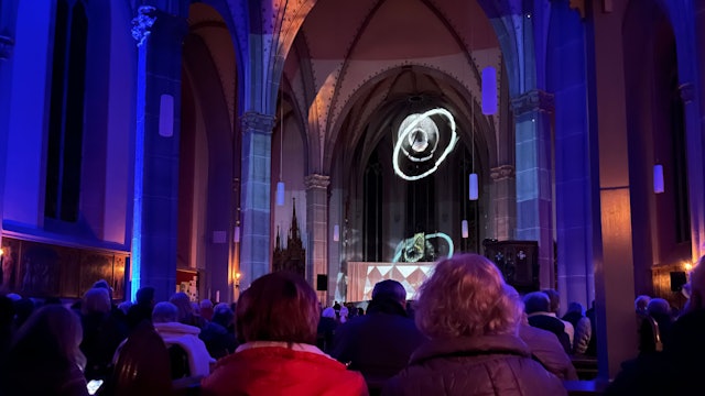 In einem Kirchenraum sind besondere ellipsenförmige Lichteffekte zu sehen.