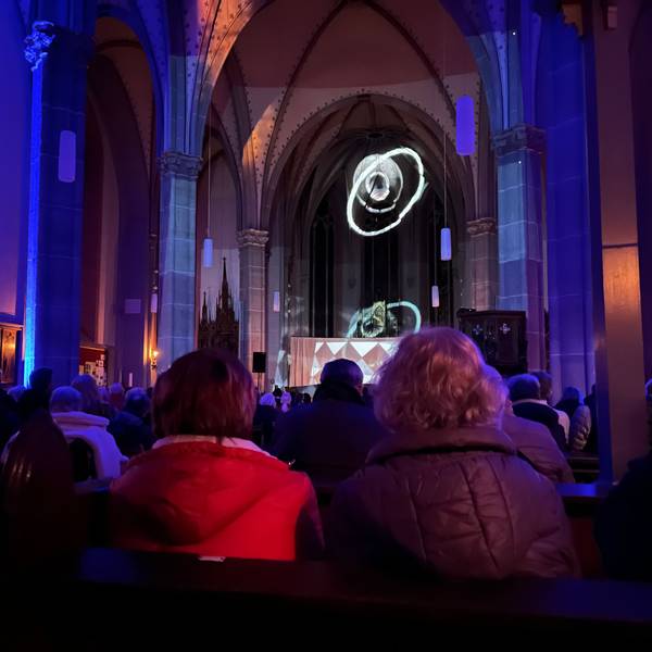 In einem Kirchenraum sind besondere ellipsenförmige Lichteffekte zu sehen.