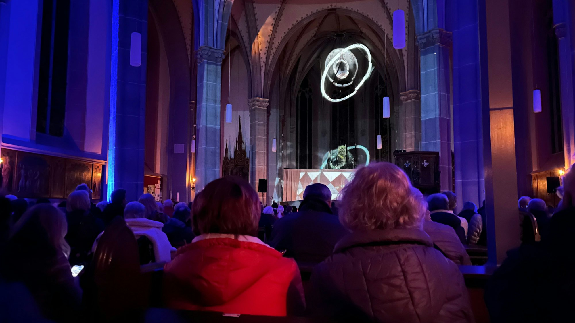 In einem Kirchenraum sind besondere ellipsenförmige Lichteffekte zu sehen.