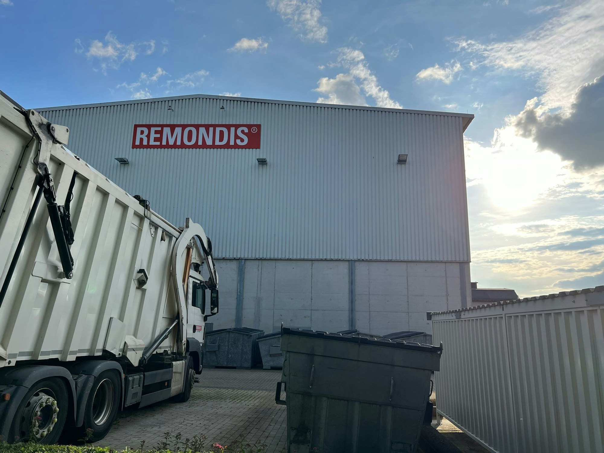 Müllfahrzeug und Container vor einer Remondis-Halle - das Abfallunternehmen ist in vielen Regionen Deutschlands sehr präsent.