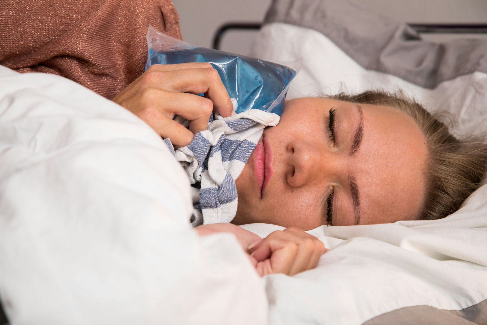 Wenn der Zahn einem die Nachtruhe raubt, kann ein Kühlpack im Tuch Linderung verschaffen.