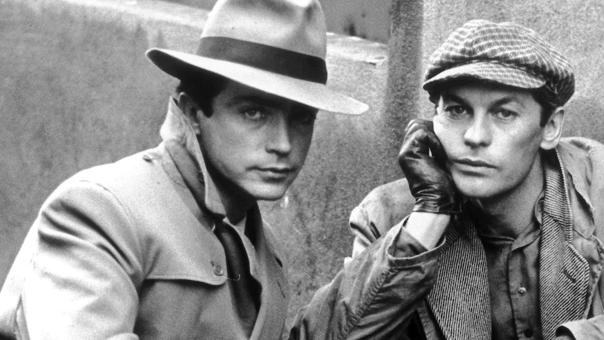 01.12.1977, Nordrhein-Westfalen, Essen: Die Schauspieler Helmut Berger (r) und Udo Kier (l), aufgenommen während der Dreharbeiten zu dem Tessari-Film «Das fünfte Gebot».