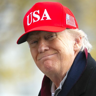 US-Präsident Donald Trump im Gespräch mit Reportern vor dem Weißen Haus. Archivbild)