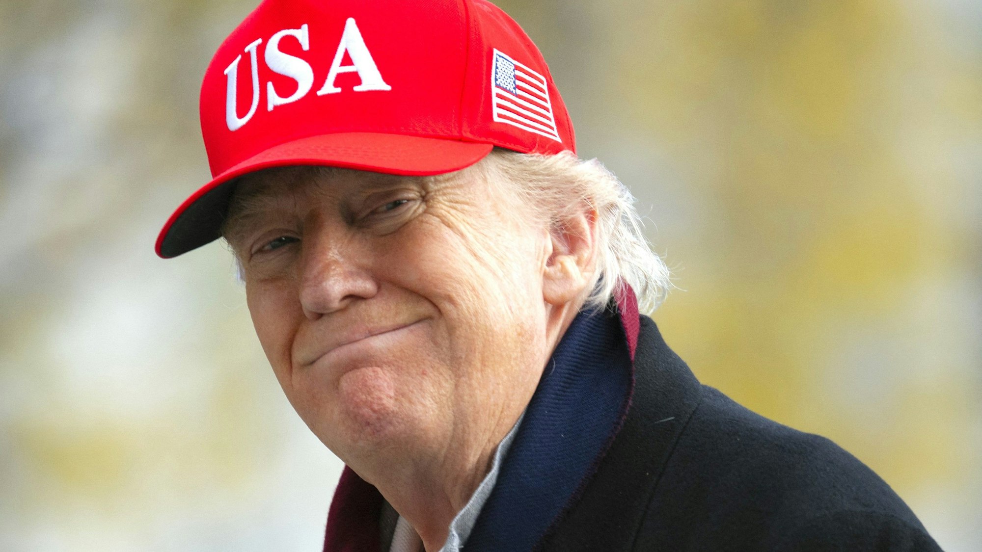 US-Präsident Donald Trump im Gespräch mit Reportern vor dem Weißen Haus. Archivbild)