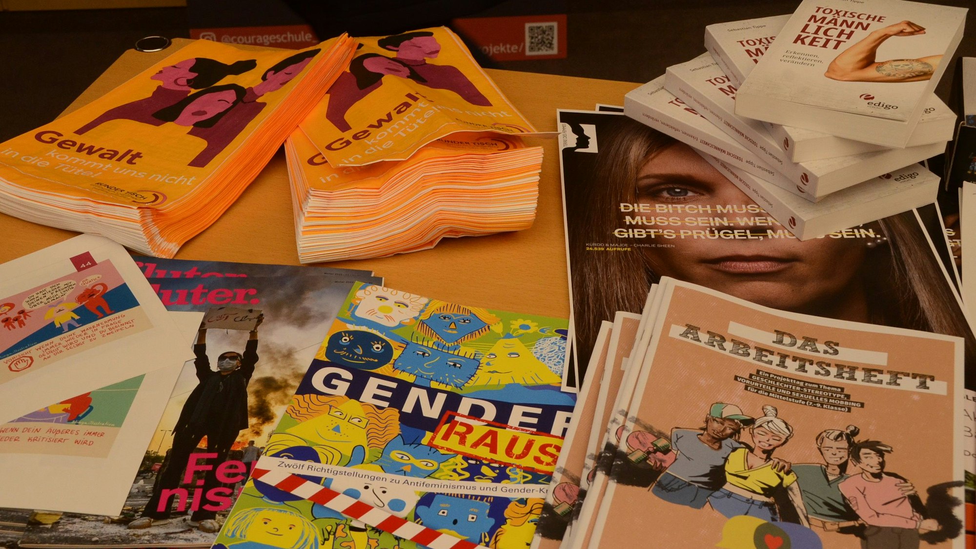 Bücher und Broschüren auf einem Tisch.