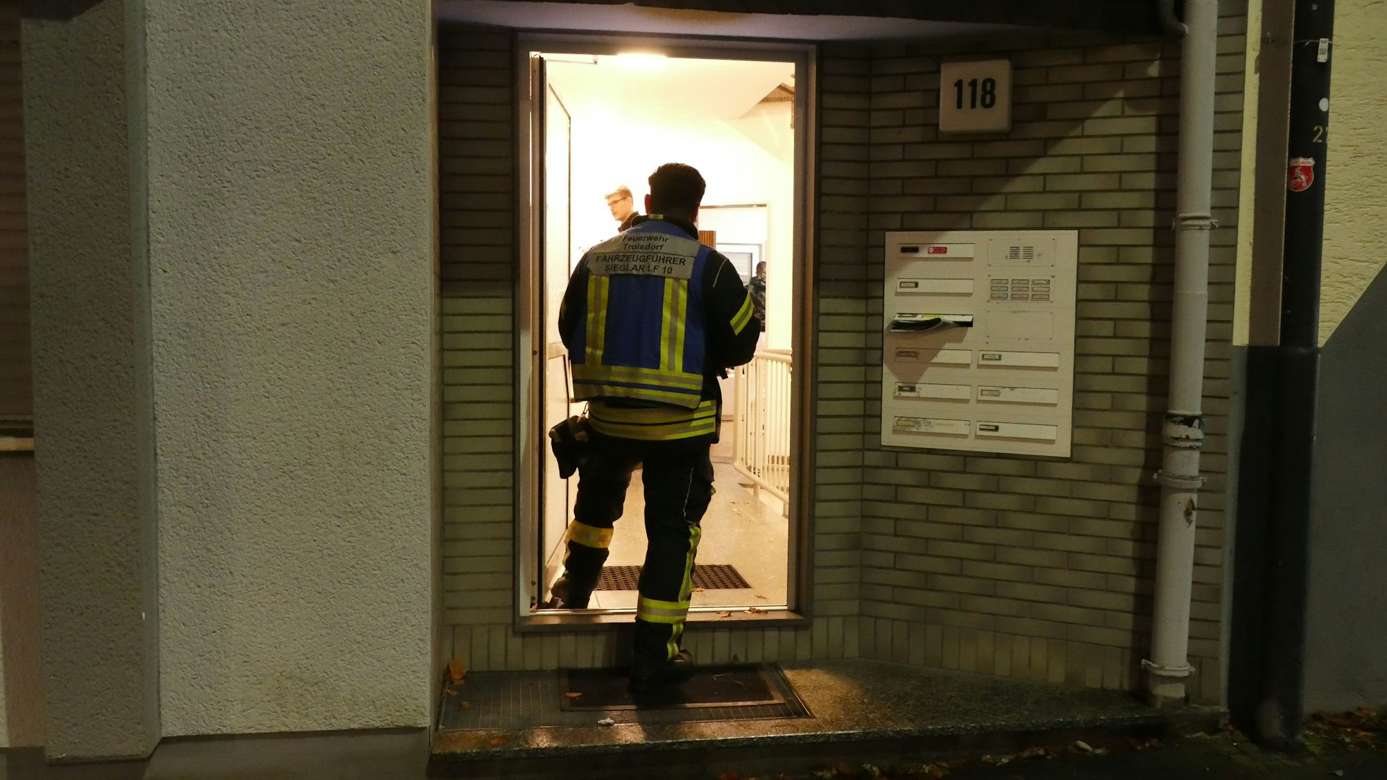 Feuerwehr und Ordnungsamt liefen durch die Straßen und informierten die Anwohner über die bevorstehende Sprengung der Weltkriegsbombe in Troisdorf.