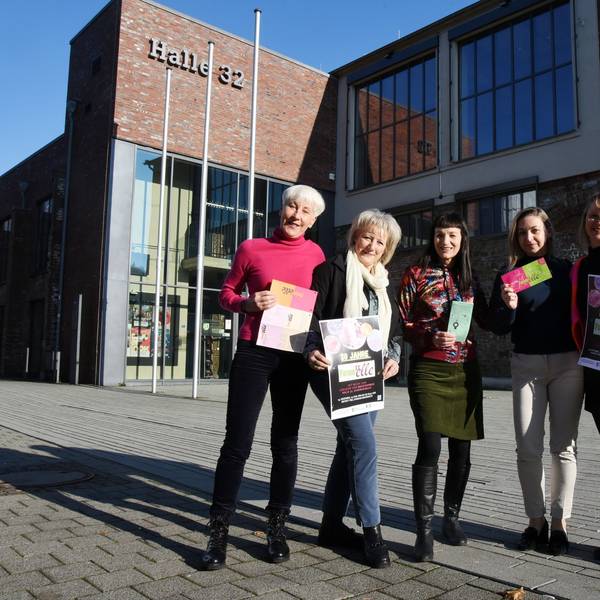 Fünf Frauen halten Plakate in der Hand.