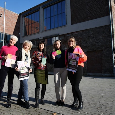 Fünf Frauen halten Plakate in der Hand.