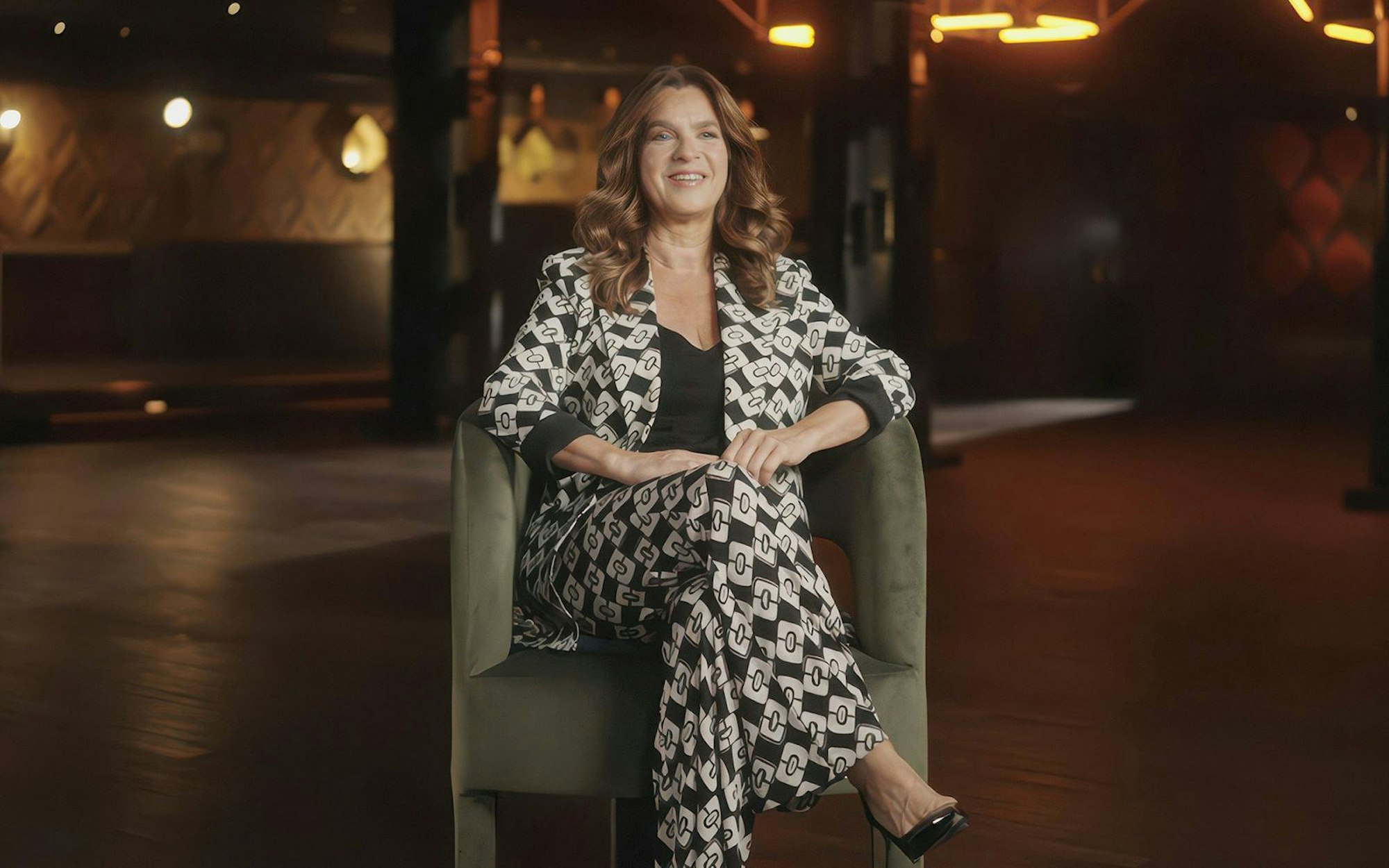 In der ARD-Dokuserie „Being Katarina Witt“ blickt die einstige Weltklasse-Eiskunstläuferin auf ihre Karriere zurück. (Bild: NDR / Felix Korfmann)