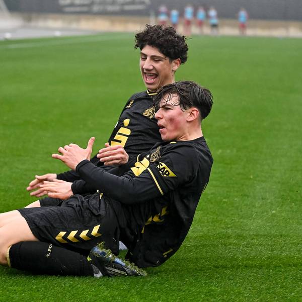 Adel Alasabadi (l.) und Emanuele Esposito feiern den Erfolg der U 17 des 1. FC Köln.
