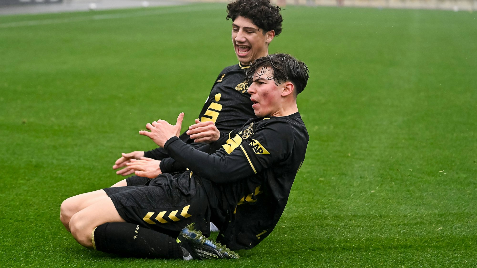 Adel Alasabadi (l.) und Emanuele Esposito feiern den Erfolg der U 17 des 1. FC Köln.