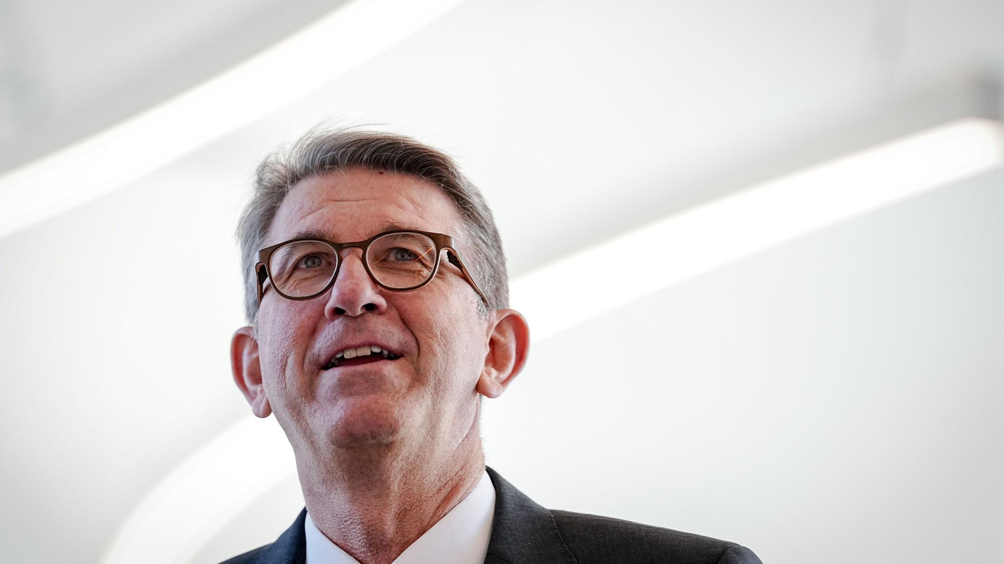Das Bild zeigt Wolfram Weimer, Staatsminister für Kultur und Medien, bei einer Fachtagung.