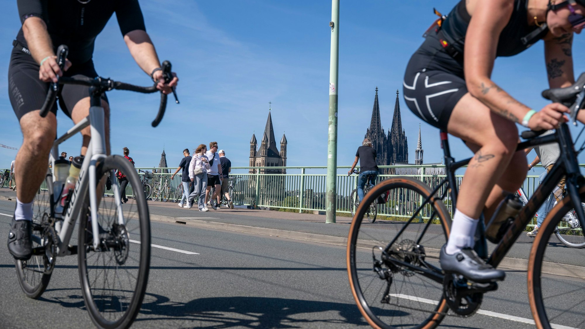 Radfahrer beim Köln-Triathlon
