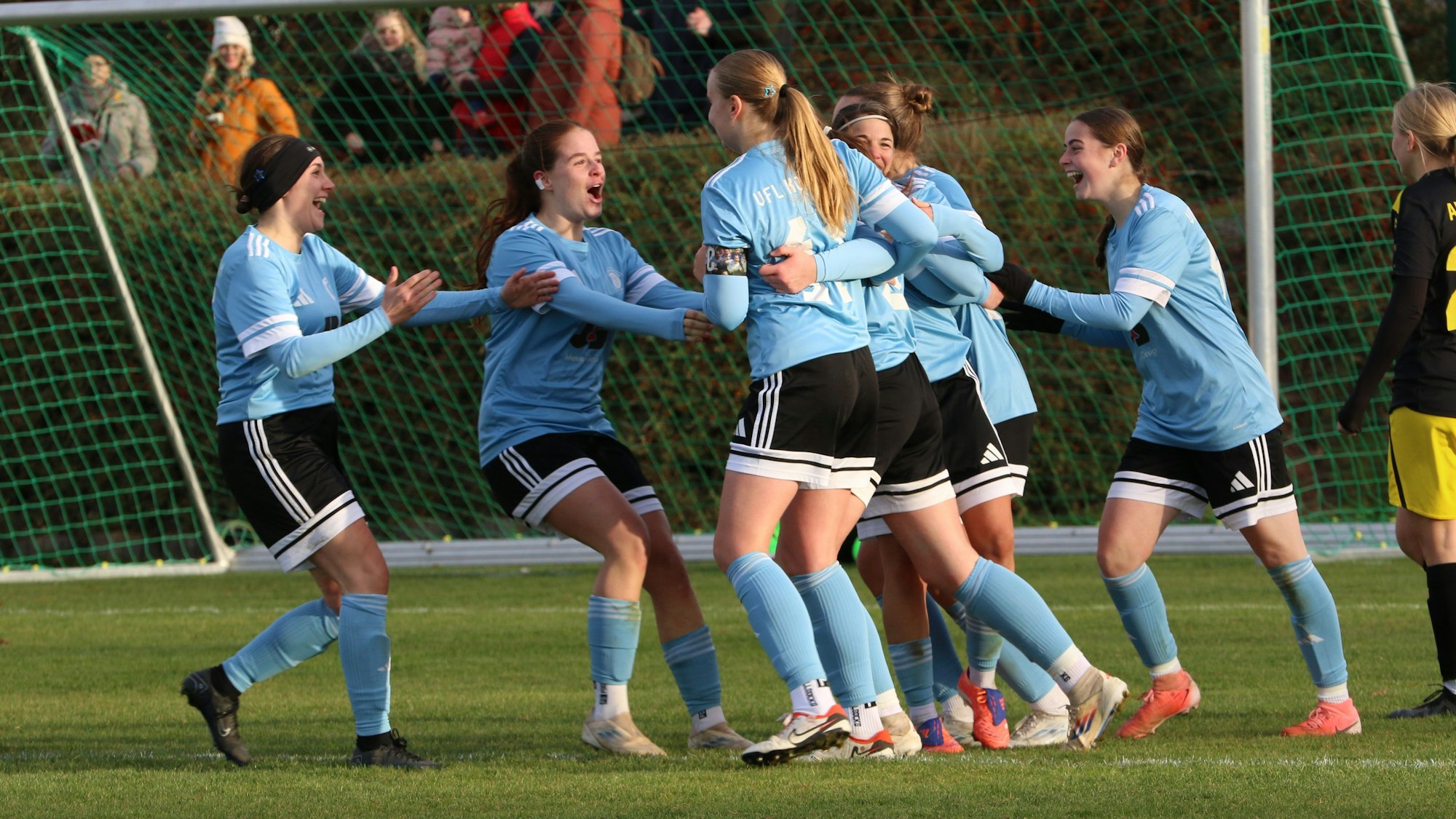 Die Kommerner Fußballerinnen bilden eine Jubeltraube.
