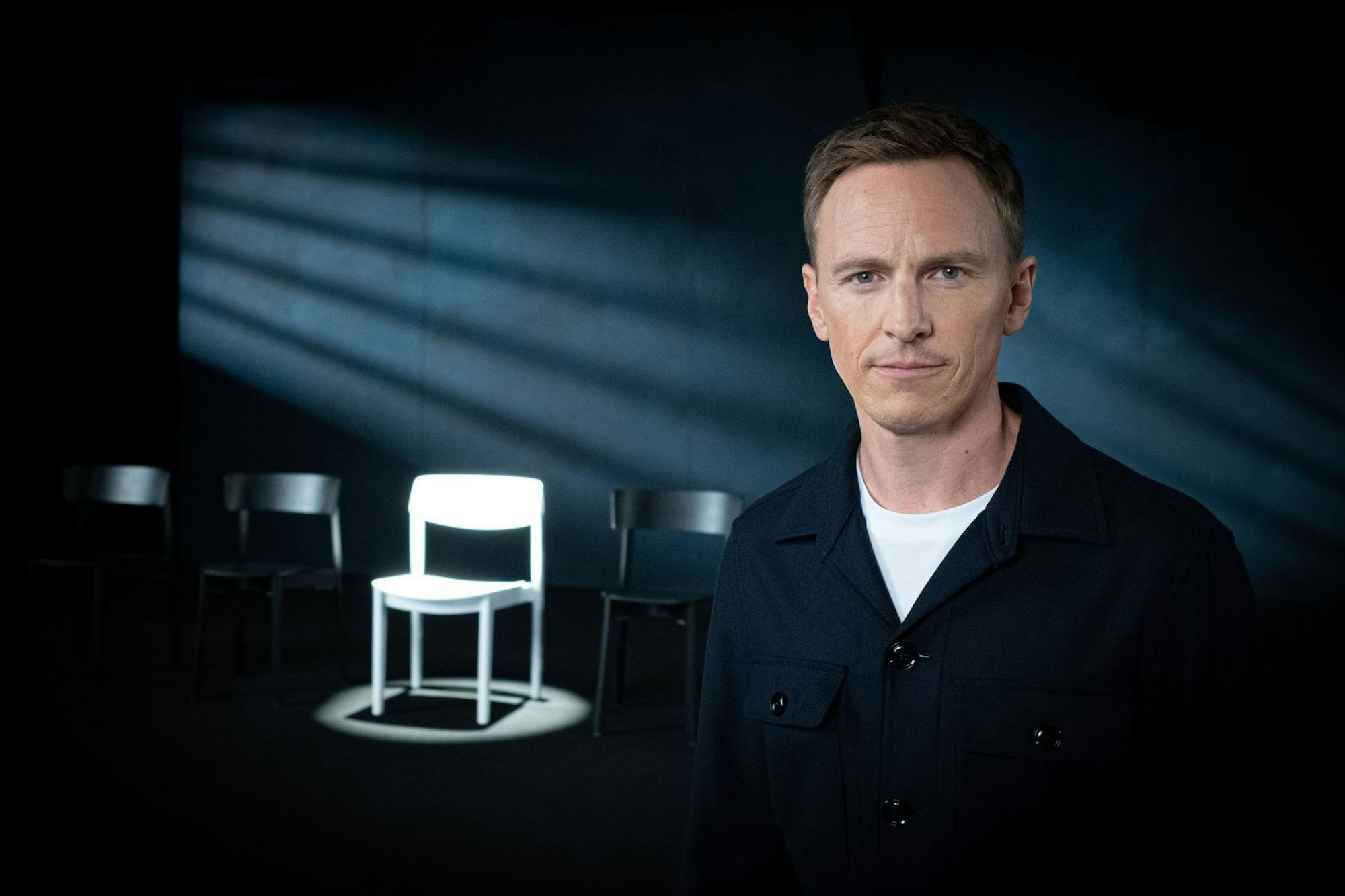 Der leere Stuhl als Symbol für die Femizide: In seiner neuen Reportage rekonstruiert Jochen Breyer, warum Männer ihre Partnerinnen töten.
(Bild: ZDF/Christoph Eder)