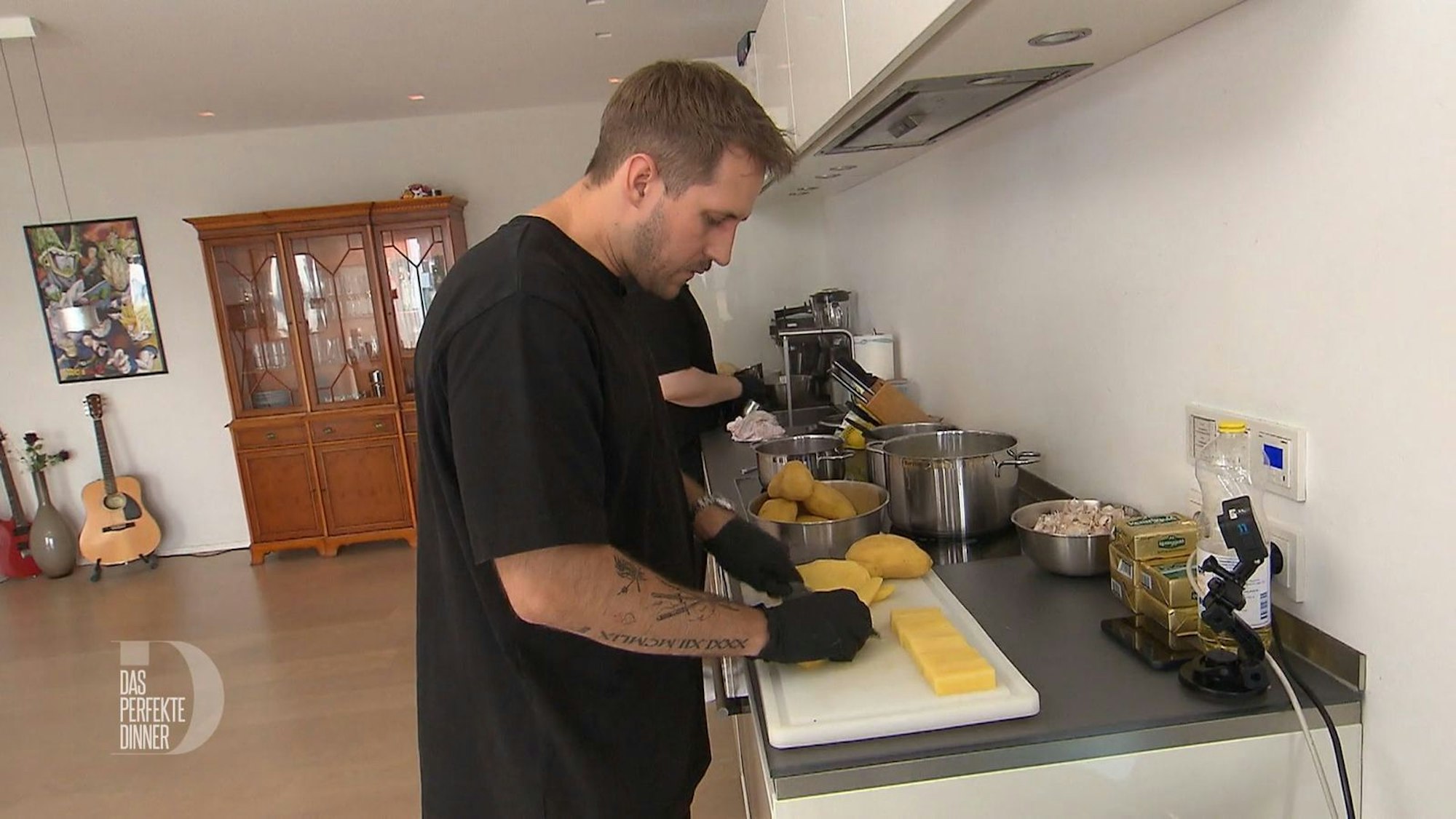 Damit sein Essen nicht nur gut schmeckt, sondern auch gut aussieht, schneidet Tobi die Kartoffeln in exakt gleichgroße Stücke.
(Bild: RTL)