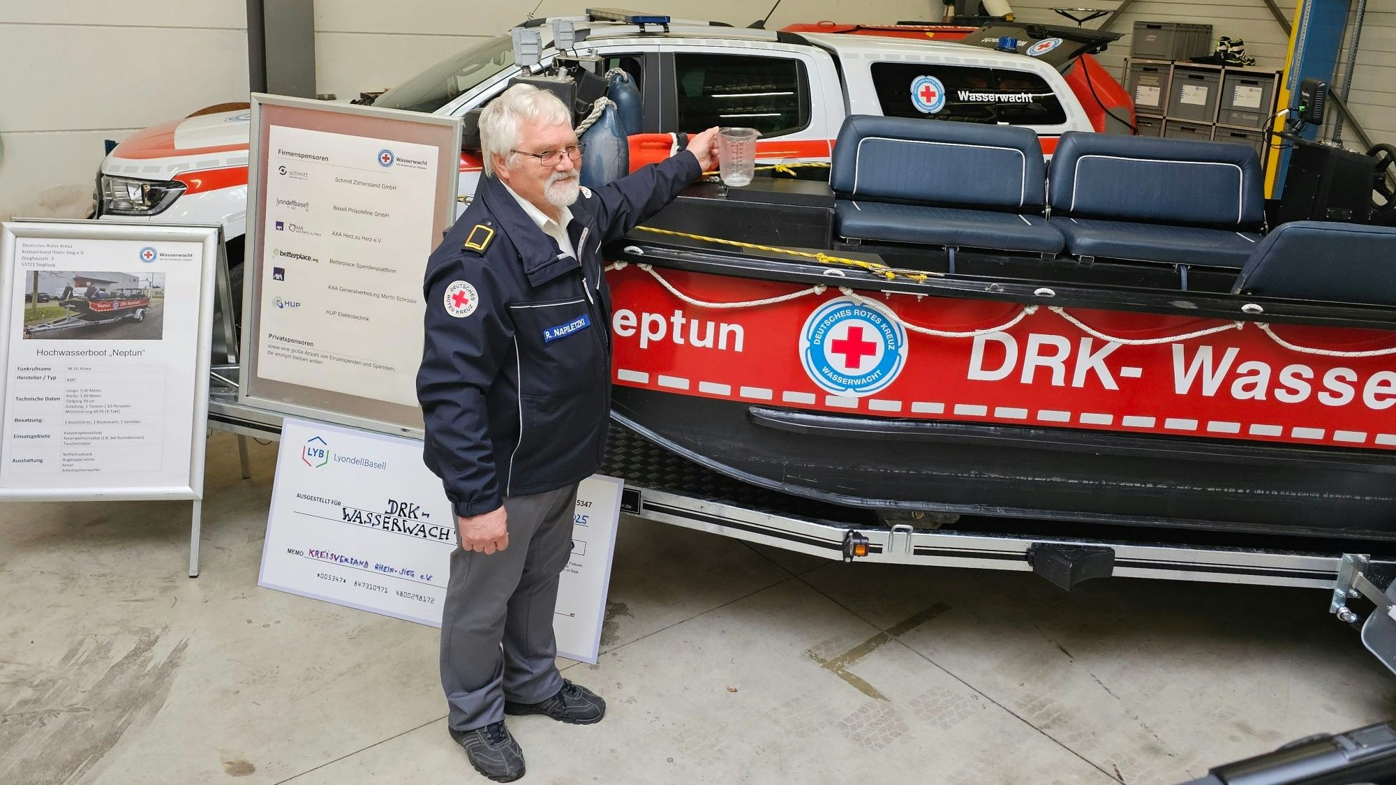 Rudi Napiletzki, ältester Bootsführer, nahm die eigentliche Taufe von „Neptun“ vor.