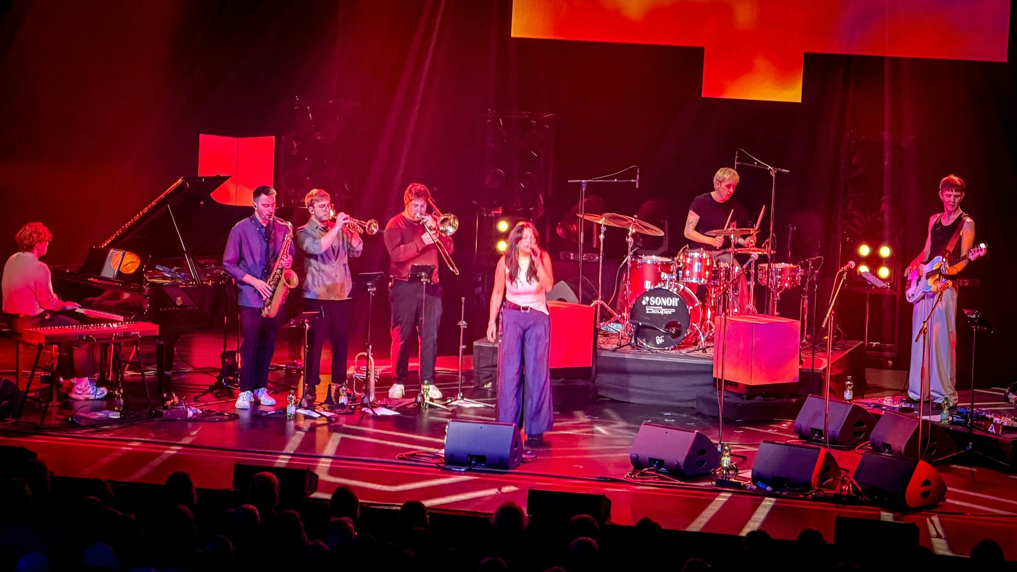 Emily Otto (M.) hatte 2024 den Future-Sounds-Nachwuchswettbewerb gewonnen – als erste Leverkusenerin – und stand deshalb in diesem Jahr auf der großen Bühne.
