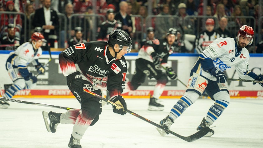 Jan Luca Sennhenn Koelner Haie, 17 Koelner Haie vs. Schwenninger Wild Wings, Eishockey, Penny DEL, 21. Spieltag, Saison 2025/2026, 23.11.2025 Koelner Haie vs. Schwenninger Wild Wings, Eishockey, Penny DEL, 21. Spieltag, Saison 2025/2026, 23.11.2025 Koeln *** Jan Luca Sennhenn Koelner Haie, 17 Koelner Haie vs Schwenninger Wild Wings, Ice Hockey, Penny DEL, 21 Matchday, Season 2025 2026, 23 11 2025 Koelner Haie vs Schwenninger Wild Wings, Ice Hockey, Penny DEL, 21 Matchday, Season 2025 2026, 23 11 2025 Koeln Copyright: xEibner-Pressefoto/J.xDerondeaux EP_JDU