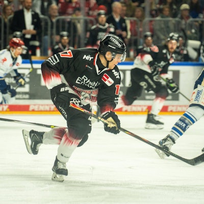 Jan Luca Sennhenn Koelner Haie, 17 Koelner Haie vs. Schwenninger Wild Wings, Eishockey, Penny DEL, 21. Spieltag, Saison 2025/2026, 23.11.2025 Koelner Haie vs. Schwenninger Wild Wings, Eishockey, Penny DEL, 21. Spieltag, Saison 2025/2026, 23.11.2025 Koeln *** Jan Luca Sennhenn Koelner Haie, 17 Koelner Haie vs Schwenninger Wild Wings, Ice Hockey, Penny DEL, 21 Matchday, Season 2025 2026, 23 11 2025 Koelner Haie vs Schwenninger Wild Wings, Ice Hockey, Penny DEL, 21 Matchday, Season 2025 2026, 23 11 2025 Koeln Copyright: xEibner-Pressefoto/J.xDerondeaux EP_JDU