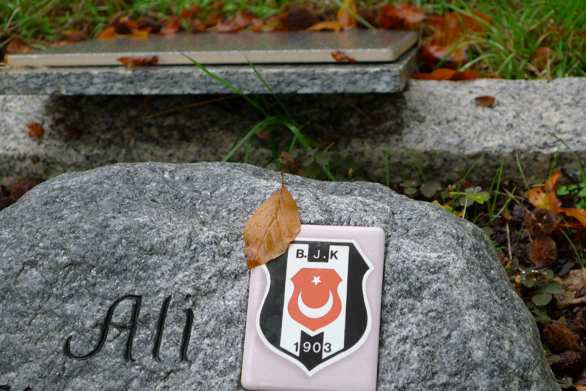 türk. Fußball-Fan-Grabstein. Foto: Ralf krieger